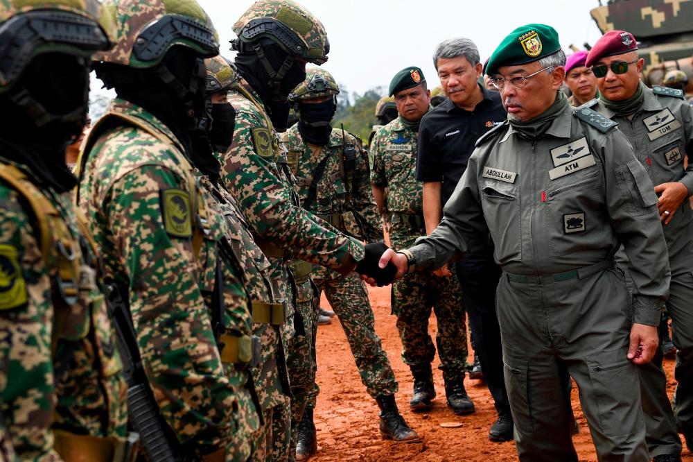 GEMAS, 18 Julai -- Yang di-Pertuan Agong Al-Sultan Abdullah Ri'ayatuddin Al-Mustafa Billah Shah (dua, kanan) berkenan beramah mesra bersama anggota Angkatan Tentera Malaysia (ATM) selepas menyaksikan pertunjukan Latihan Kuasa Tembakan 2023 di Lapang Sasar Kem Syed Sirajuddin hari ini. - fotoBERNAMA