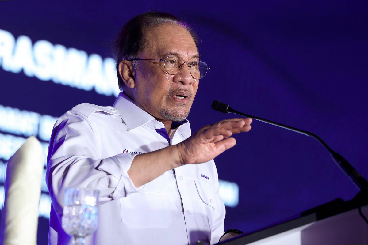 Perdana Menteri Datuk Seri Anwar Ibrahim berucap pada Majlis Perasmian Program MADANI Rakyat 2025 Negeri Sembilan di Dataran Nilai hari ini. - BERNAMA