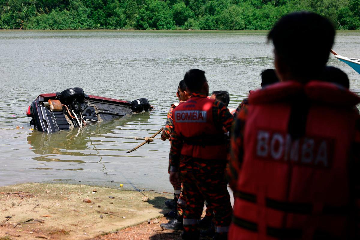 Jabatan Bomba dan Penyelamat Malaysia (JBPM) giat membawa naik kenderaan yang tenggelam di dasar sungai dengan kedalaman empat meter di Sungai Tanjung Agas hari ini. - BERNAMA