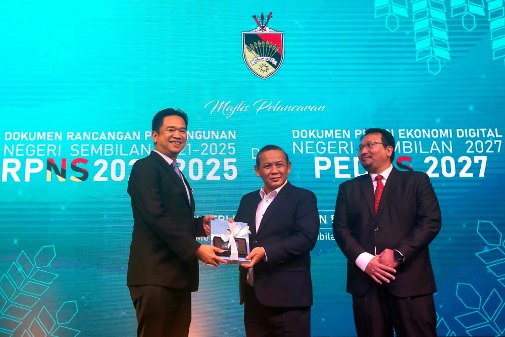Negeri Sembilan Menteri Besar Datuk Seri Aminuddin Harun (center) - BERNAMAPIX