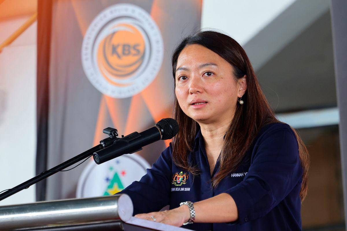 Menteri Belia dan Sukan Hannah Yeoh ketika berucap pada Majlis Penyerahan Projek Menaik Taraf Papan Markah di Pusat Akuatik Negeri, Paroi hari ini - fotoBERNAMA