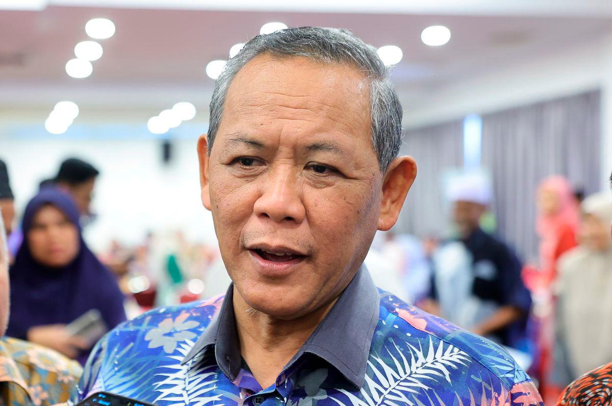 The Menteri Besar of Negeri Sembilan, Datuk Seri Aminuddin Harun, speaking to the media after the MADANI Prihatin Programme: Kasih Sejahtera Initiative at the Negeri Sembilan Islamic Religious Council (MAINS) Tower today. - BERNAMA