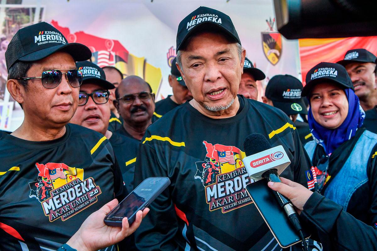 Timbalan Perdana Menteri Datuk Seri Dr Ahmad Zahid Hamidi menjawab pertanyaan wartawan pada Kembara Merdeka Akar Umbi 2.0 di Dataran Majlis Perbandaran Jempol, hari ini -fotoBERNAMA