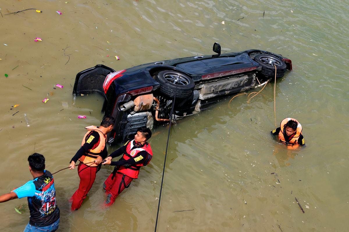 Jabatan Bomba dan Penyelamat Malaysia (JBPM) giat membawa naik kenderaan yang tenggelam di dasar sungai dengan kedalaman empat meter di Sungai Tanjung Agas semalam. - BERNAMA