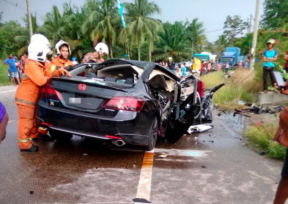 Three men were killed in a three-vehicle accident in Jalan Bukit Tebu, Pasir Panjang, Teluk Kemang, on Dec 12, 2018. — Bernama