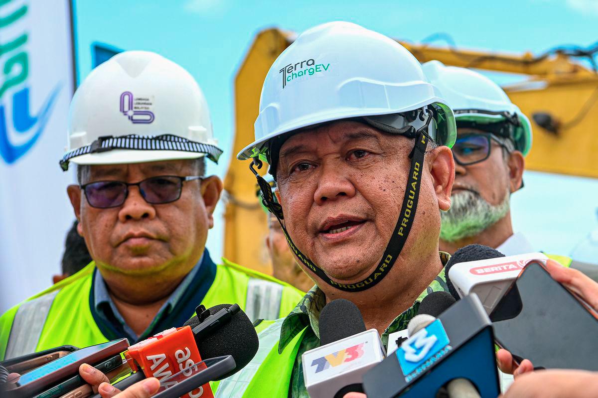 Works Minister Datuk Seri Alexander Nanta Linggi (centre) answers questions from reporters during a press conference at the Groundbreaking Ceremony for Malaysia’s First Integrated EV Charging Hub at the Seremban R&amp;R (Southbound), today. – BERNAMA