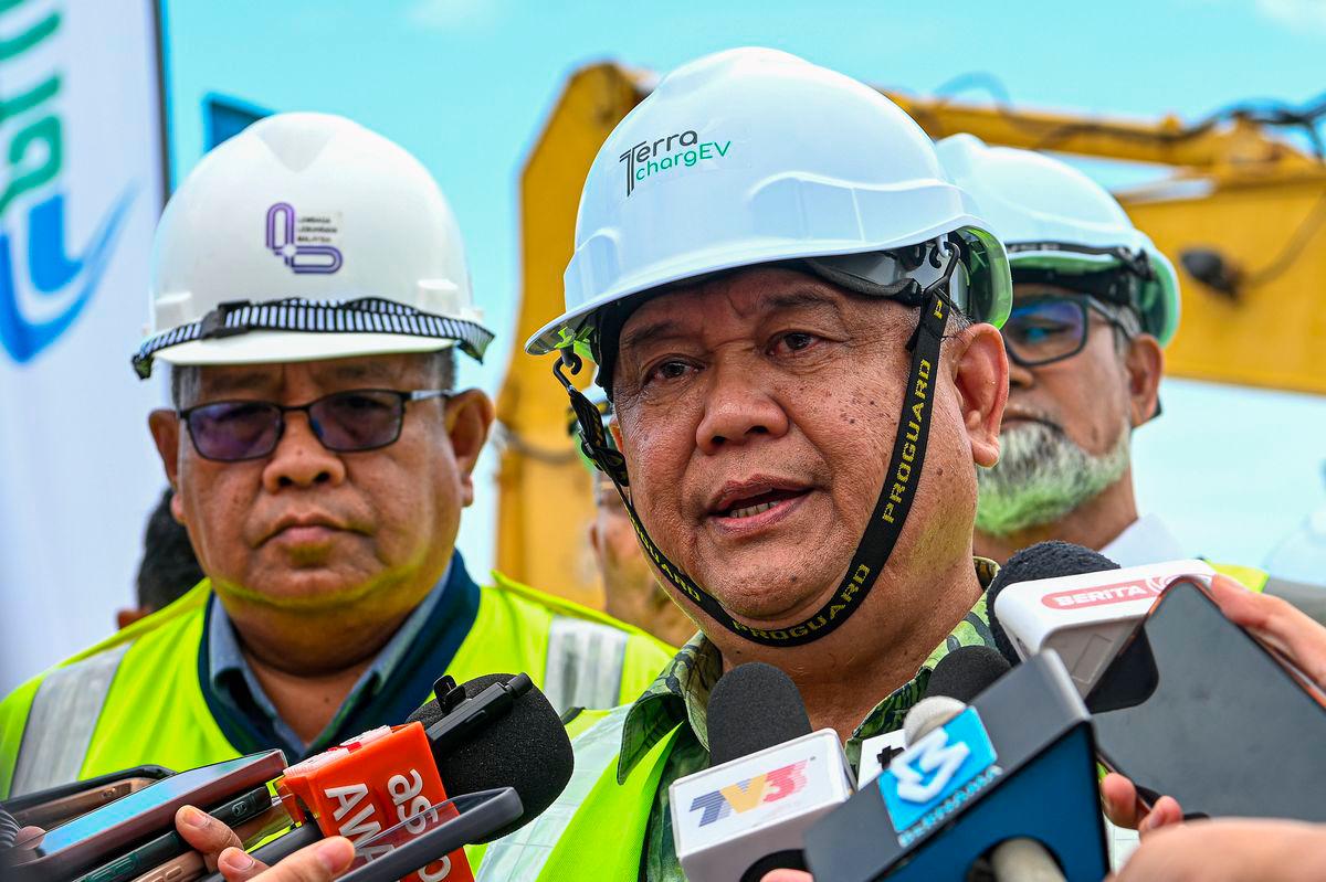 Menteri Kerja Raya Datuk Seri Alexander Nanta Linggi - fotoBERNAMA