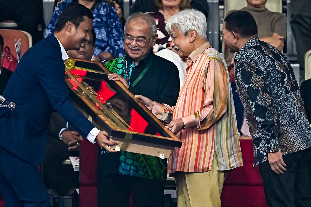 Yang Dipertuan Besar Negeri Sembilan Tuanku Muhriz Tuanku Munawir (dua, kanan) berkenan menerima cenderahati daripada Setiausaha Agung Persekutuan Karate Malaysia (MAKAF) Mohd Razlan Shah Mohamad Rabii (kiri) pada majlis perasmian Kejohanan Karate 1 Series A 2025 di N9 Arena, hari ini. - fotoBERNAMA