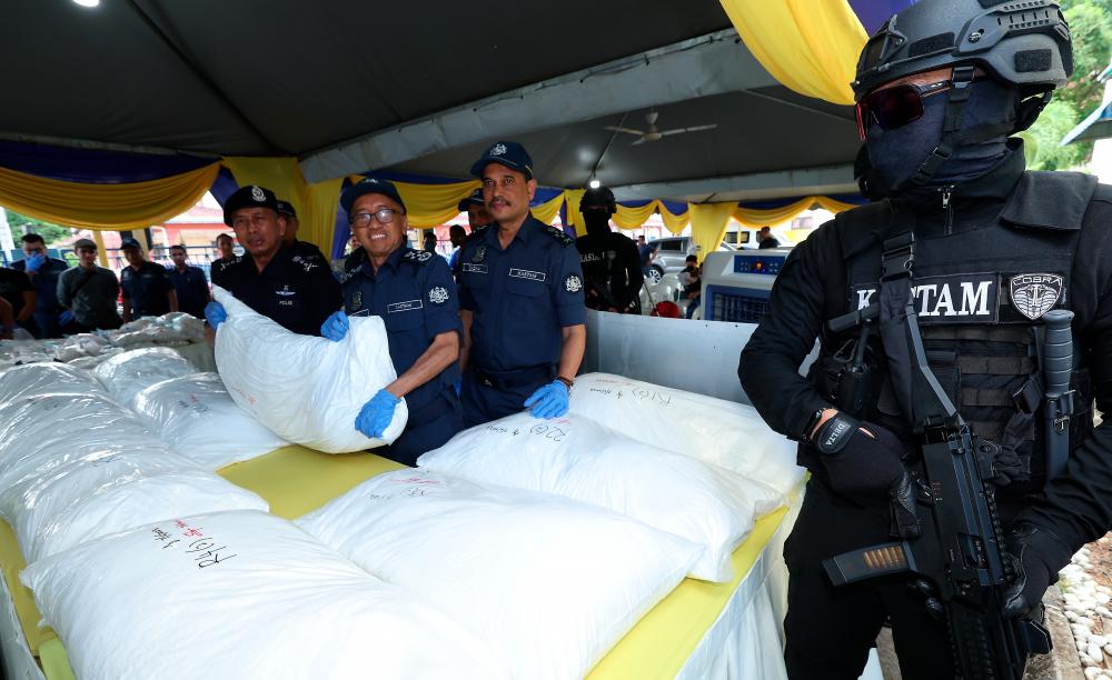 SEREMBAN, 12 Jun -- Ketua Pengarah Kastam Datuk Zazuli Johan (tiga, kanan) bersama pegawai dan anggotanya menunjukkan dadah bernilai hampir RM70 juta yang dipamerkan pad sidang media hari ini. fotoBERNAMA