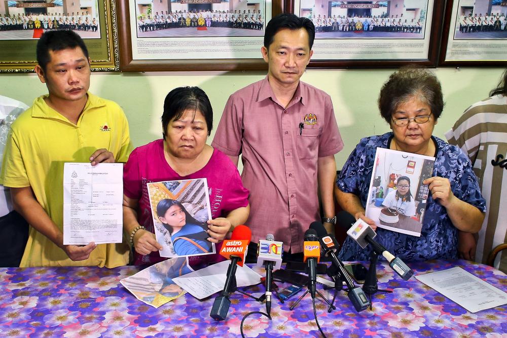 MP Cha Chee Kin (2nd from R) with the families of two missing girls at a press conference at the Seremban Jaya state assembly service centre on Aug 20, 2019. The girls were discovered on Aug 21, 2019. - Bernama