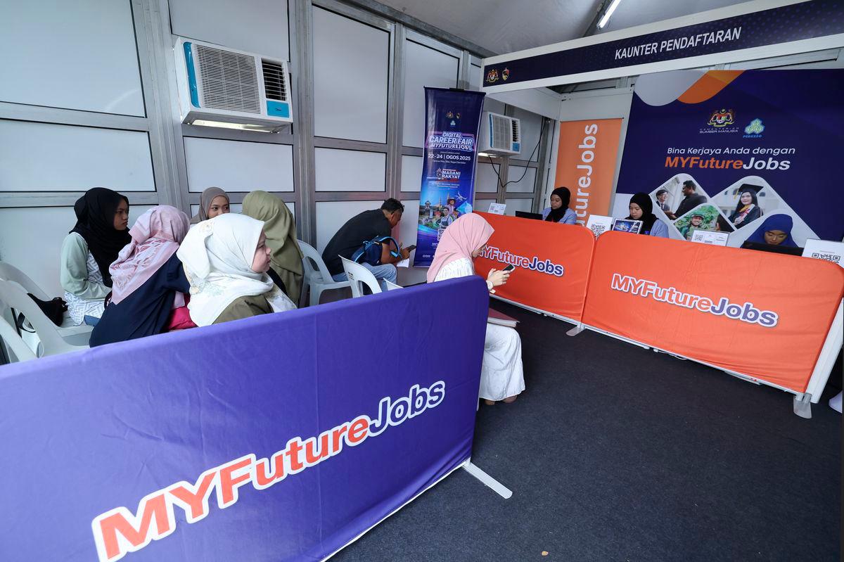 Karnival Kerjaya MyFuture Jobs (Digital Career Fair) dianjurkan sempena Program MADANI Rakyat (PMR) 2025 Negeri Sembilan menerima sambutan memberangsangkan apabila menerima lebih 550 pendaftaran awal bermula semalam di Dataran Nilai. Karnival kerjaya ini menawarkan lebih 1,000 peluang pekerjaan -fotoBERNAMA
