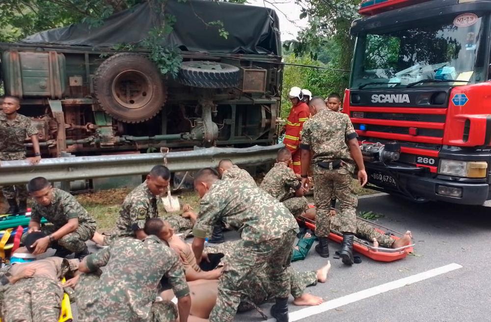 SEREMBAN, 15 Nov -- Sebuah trak Regimen ke-11 Kor Armor Diraja, Kem Syed Sirajuddin, Gemas membawa 24 anggota tentera yang sedang dalam perjalanan ke pusat pengundian awal dekat sini terbabas sendiri di Jalan Chengkau- Pilin, dekat sini, tengah hari tadi. fotoBERNAMA