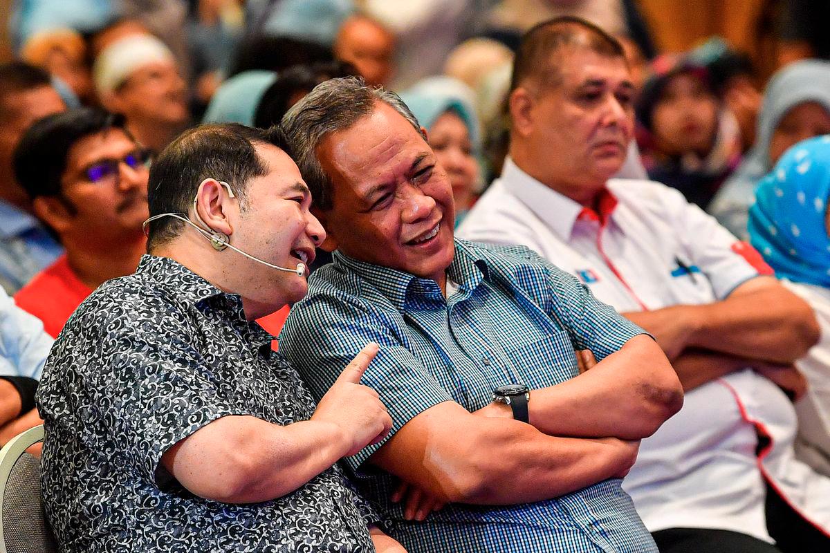 Port Dickson MP and Negeri Sembilan Menteri Besar Datuk Seri Aminuddin Harun (right) replaces Datuk Seri Mohd Rafizi Ramli (left) as a member of the Dewan Rakyat Committee of Selection for the 15th Parliament term. - BERNAMA