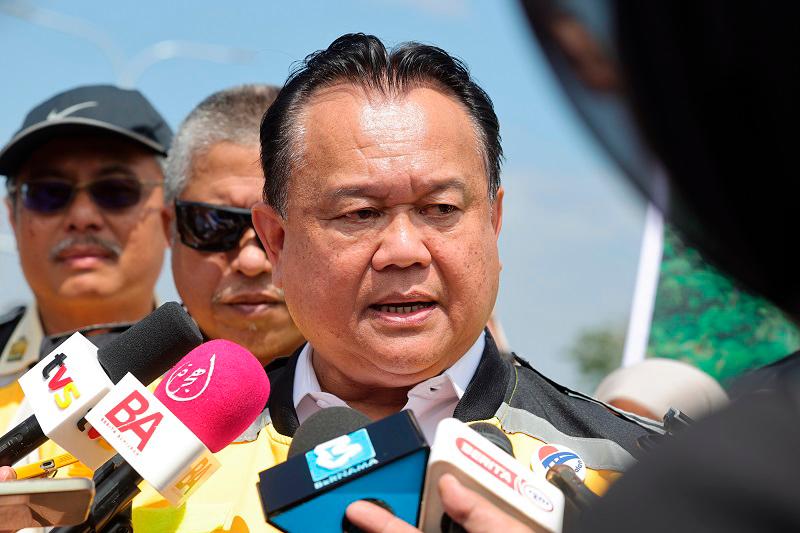 Menteri Kerja Raya Datuk Seri Alexander Nanta Linggi. - fotoBERNAMA