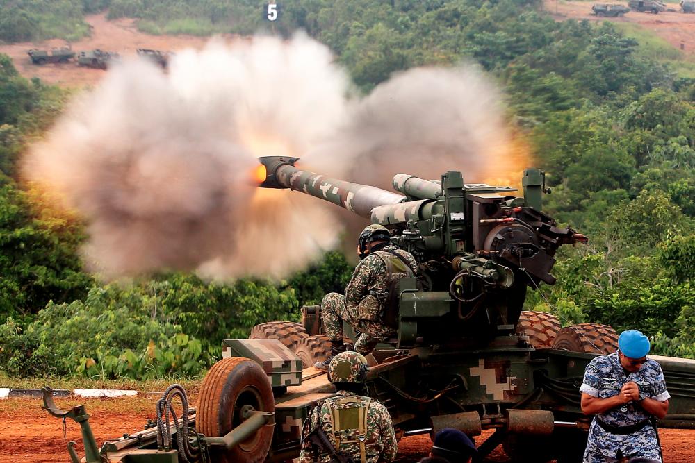 TAMPIN, June 21 - The Commander of the Royal Malaysian Air Force, General Datuk Seri Mohd Asghar Khan Goriman Khan (right) fired his own shot using a 105mm LG1 MK III during the 2022 Firepower Exercise at the Syed Sirajuddin Camp Target Range, Gemas today. BERNAMAPIX