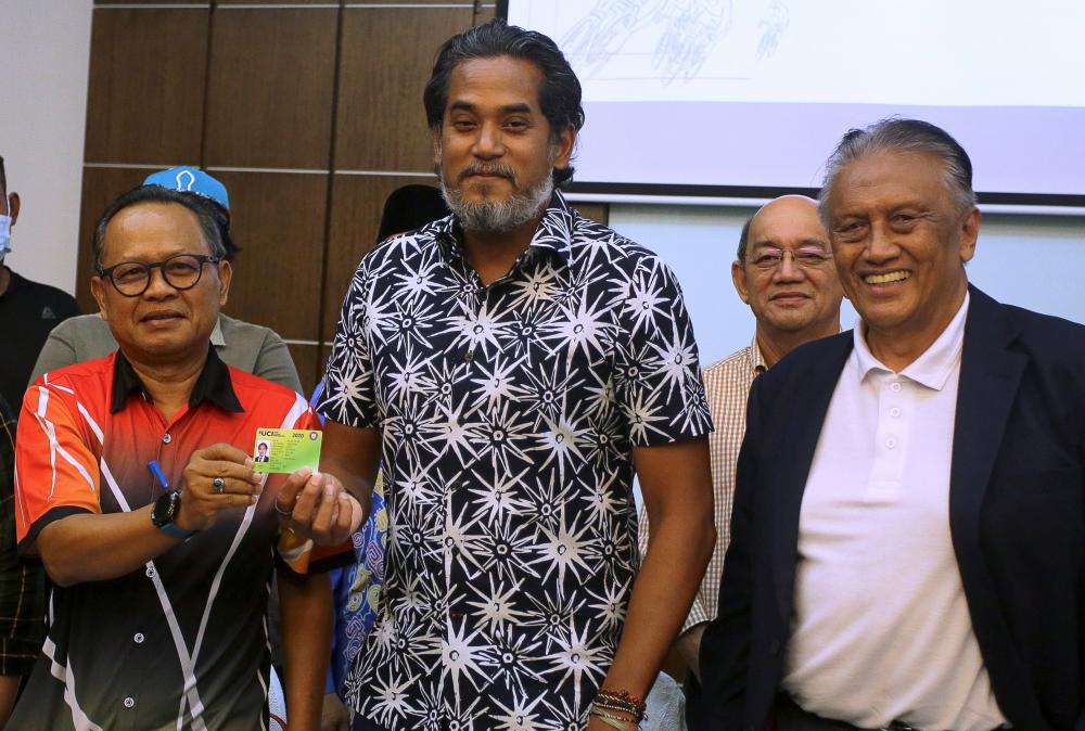 Science, Technology and Innovation Minister (Mosti) Khairy Jamaluddin Abu Bakar (C) was today made president of the Negri Sembilan Cycling Association (NSCA) for the 2020-2022 term. — Bernama