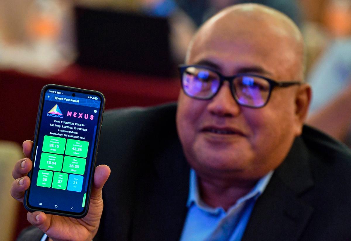 Pengerusi Jawatankuasa Bertindak Warisan, Teknologi, Inovasi dan Digital Datuk Mohd Faizal Ramli menunjukkan bacaan kualiti internet dan kelajuan 5G pada paparan Nexus MCMC telefon bimbitnya pada Bengkel Penyelarasan Liputan Telekomunikasi bagi Kawasan Pelancongan Negeri Sembilan Tahun 2025 di sebuah hotel, hari ini- BERNAMA