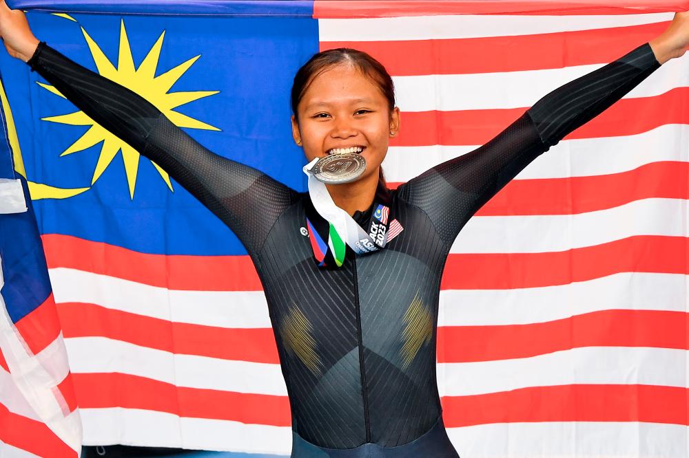 NILAI, Jun 14 -- National track athlete Nur Alyssa Mohd Farid pose with Silver medals won in Women Junior Keirin event on the 2023 Asian Track Cycling Championships (ACC) held at the National Velodrome today. BERNAMAPIX