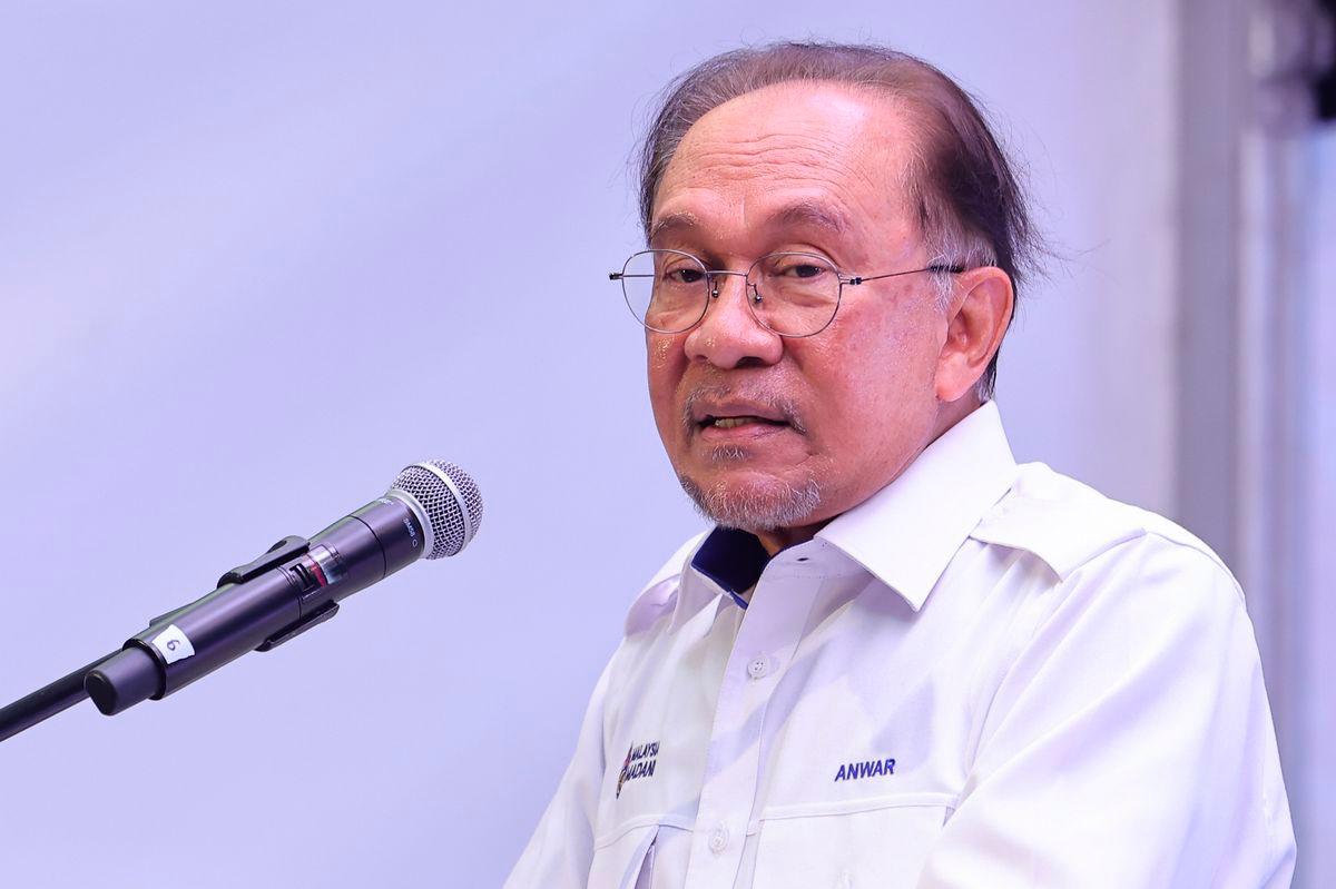 Perdana Menteri Datuk Seri Anwar Ibrahim ketika berucap pada Perasmian Kilang Pembuatan Kenderaan Perisai Nasional di Mildef Technologies Sdn Bhd (Mildef), Sendayan hari ini - fotoBERNAMA