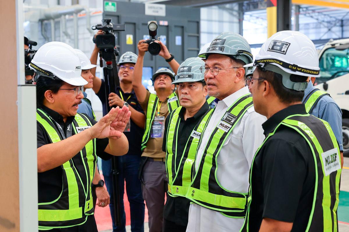 Perdana Menteri Datuk Seri Anwar Ibrahim melihat fasiliti yang terdapat di Kilang Pembuatan Kenderaan Perisai Nasional ketika membuat lawatan selepas Perasmian di Mildef Technologies Sdn Bhd (Mildef), Sendayan hari ini. Turut hadir, Pengarah Urusan Mildef International Technologies Sdn. Bhd. (Mildef) Datuk Seri Mohd Nizam Kasa -fotoBERNAMA