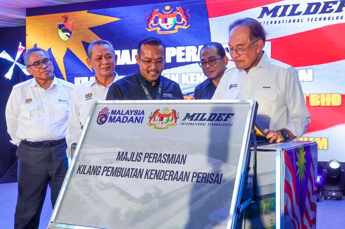 Perdana Menteri Datuk Seri Anwar Ibrahim menandatangani plak Perasmian Kilang Pembuatan Kenderaan Perisai Nasional di Mildef Technologies Sdn Bhd (Mildef), Sendayan hari ini. Turut hadir, Menteri Besar Negeri Sembilan Datuk Seri Aminuddin Harun (dua, kiri), Menteri Pertahanan Datuk Seri Mohamed Khaled Nordin (dua, kanan) dan Pengarah Urusan Mildef International Technologies Sdn. Bhd. (Mildef) Datuk Seri Mohd Nizam Kasa (tiga, kiri) -fotoBERNAMA