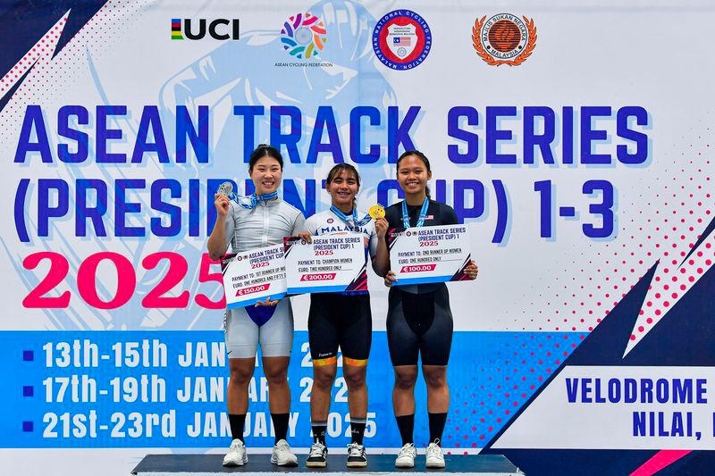 Malaysia’s Gold medalist Nurul Izzah Izzati Mohd Asri (centre) poses on the podium with Korea Silver medalist Haeun Kim (left) and Malaysia Bronze medalist Nur Alyssa Mohd Farid (right) in Elite Women's Sprint event on the ASEAN Track Series 2025 President Cup 1 at the National Velodrome in Nilai, today. - BERNAMAPIX