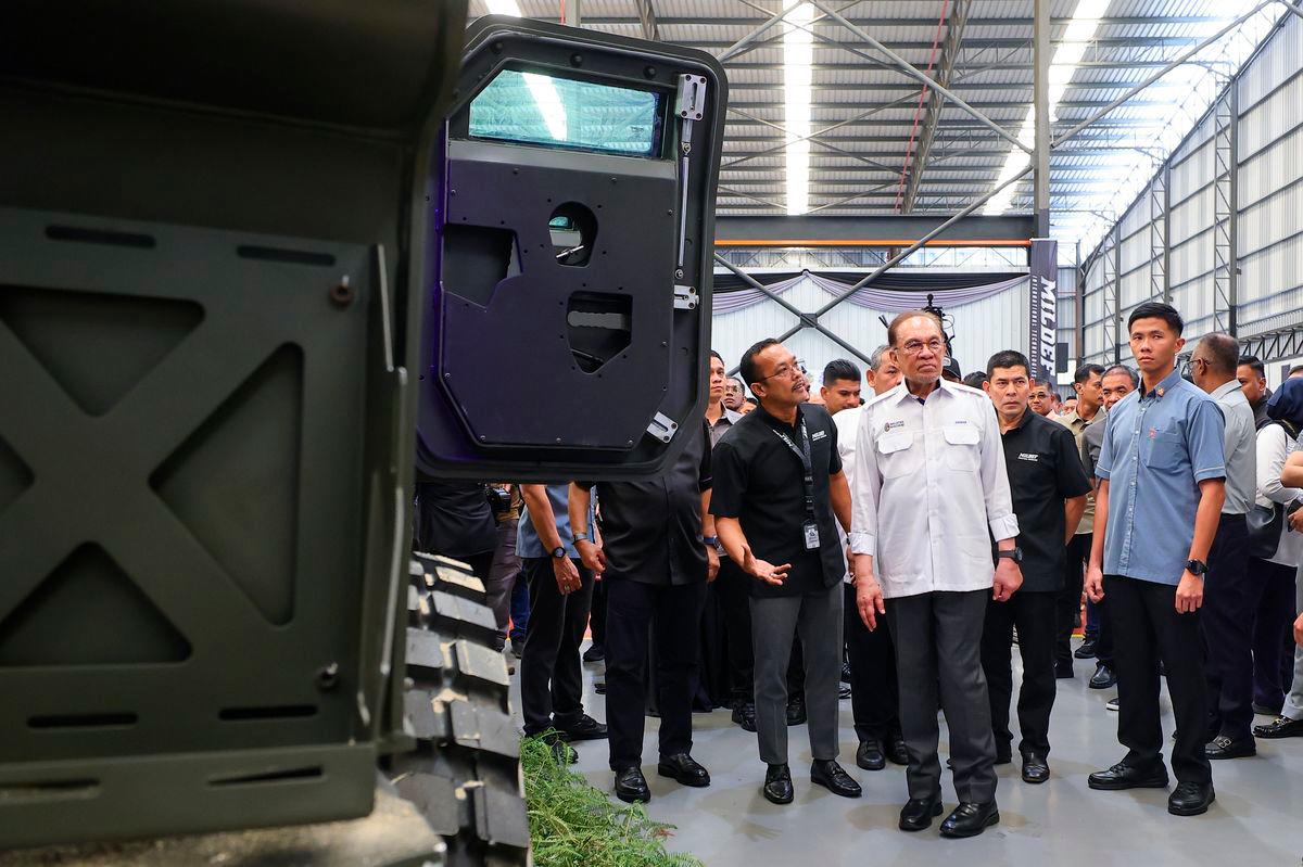 Perdana Menteri Datuk Seri Anwar Ibrahim melihat kenderaan berperisai mobiliti tinggi (HMAV 4x4) Tarantula ketika membuat lawatan selepas Perasmian Kilang Pembuatan Kenderaan Perisai Nasional di Mildef Technologies Sdn Bhd (Mildef), Sendayan hari ini. Turut hadir, Pengarah Urusan Mildef International Technologies Sdn. Bhd. (Mildef) Datuk Seri Mohd Nizam Kasa -fotoBERNAMA