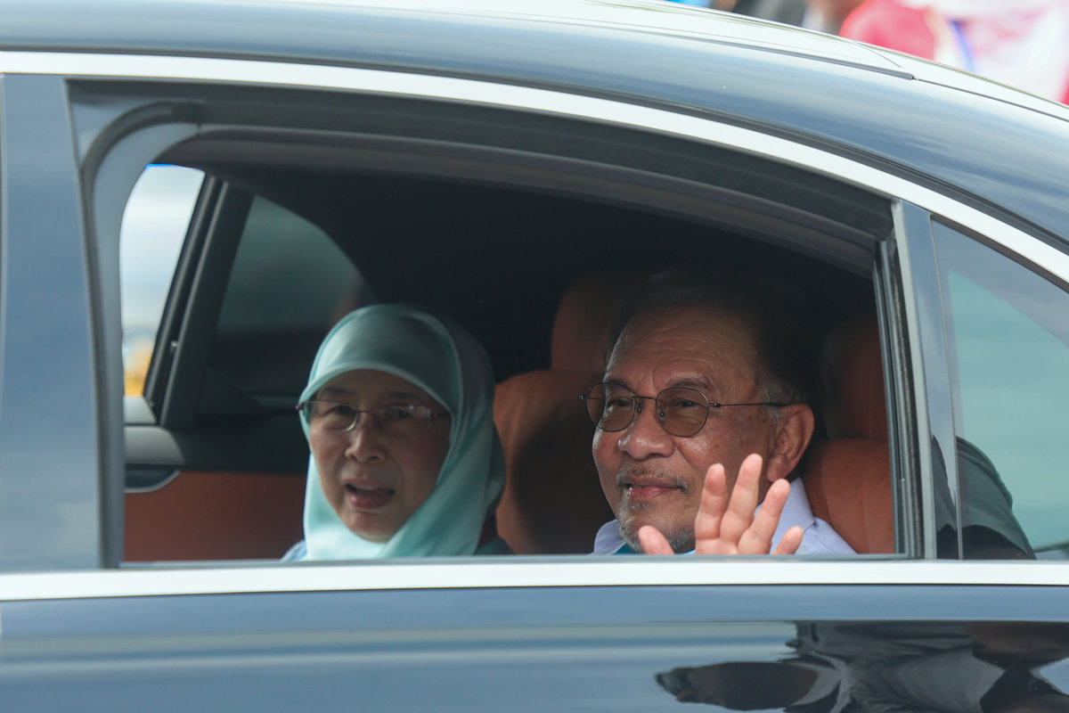 Perdana Menteri Datuk Seri Anwar Ibrahim dan isteri Datuk Seri Dr Wan Azizah Wan Ismail hadir pada Majlis Kenduri Rakyat sempena Program Ukhwah Kepimpinan MADANI sempena Pemukiman Anggota Pentadbiran dan Ahli-ahli Parlimen Kerajaan MADANI di Dataran Kampung Pachitan hari ini. - BERNAMA