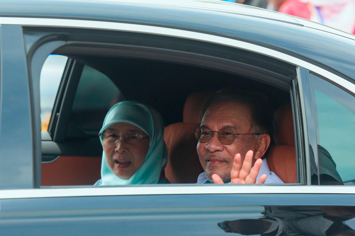 Prime Minister Datuk Seri Anwar Ibrahim and his wife Datuk Seri Dr Wan Azizah Wan Ismail. - BERNAMApix