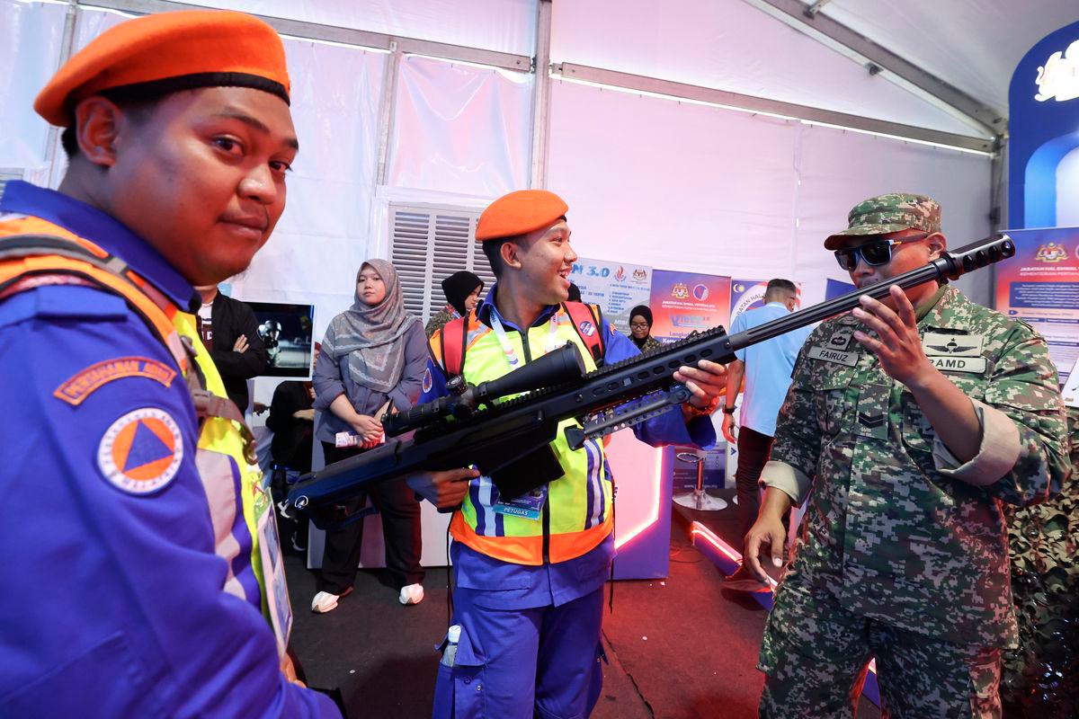 Pengunjung berpeluang memegang aset Angkatan Tentera Malaysia (ATM), sempena Program MADANI Rakyat (PMR) 2025 Negeri Sembilan di Dataran Nilai hari ini -fotoBERNAMA