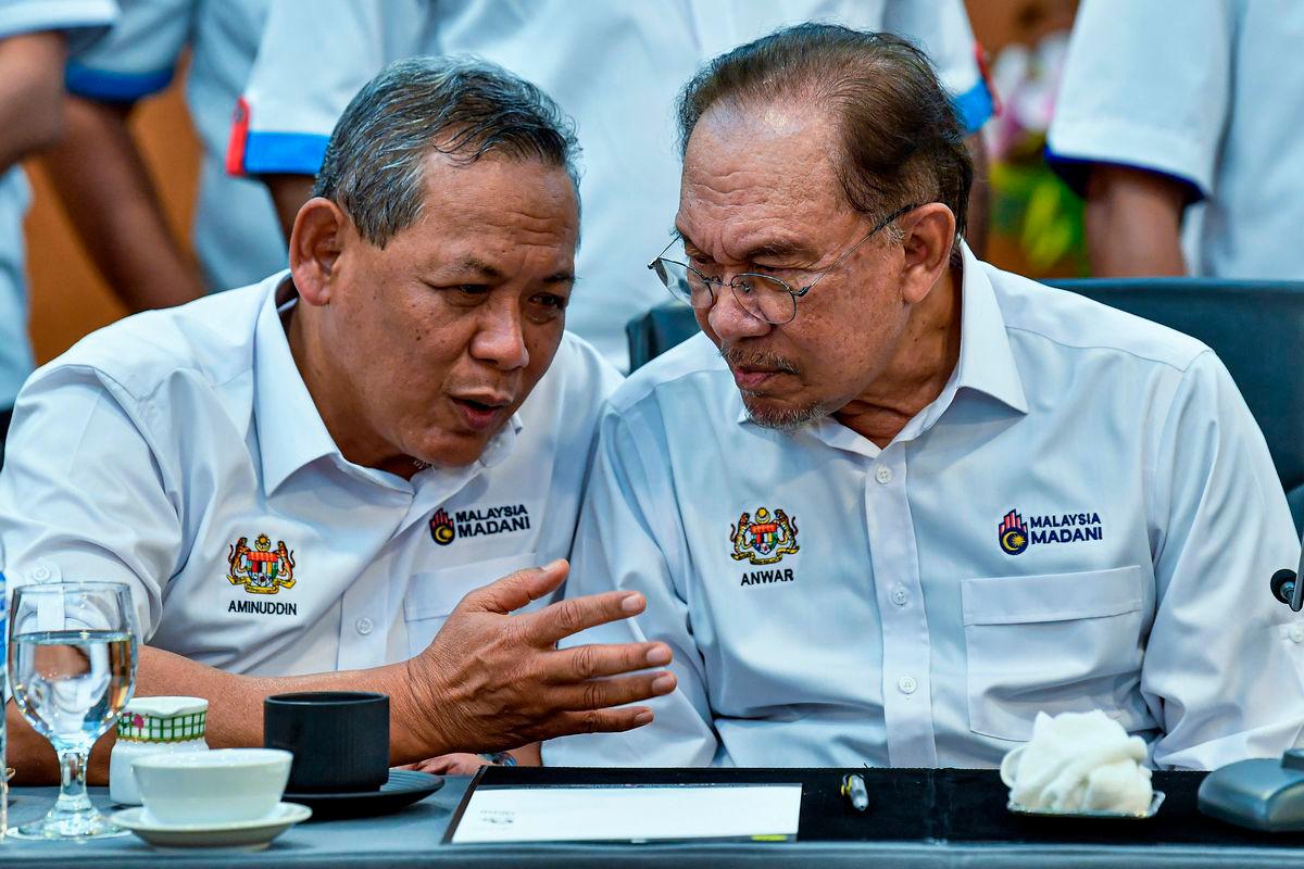 Negeri Sembilan Menteri Besar Datuk Seri Aminuddin Harun and Prime Minister Datuk Seri Anwar Ibrahim - Photo by BERNAMA