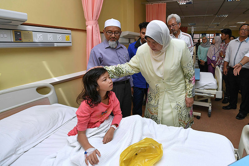 Minister of Housing and Local Government Zuraida Kamaruddin (R) speaks to Nur Anis Najihah, at the Sultanah Nur Zahirah Hospital (HSNZ), on March 18, 2019. — Bernama