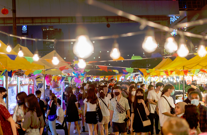 Many shoppers were seen at the bazaar with over 40 international food and beverages on 31 December at Jalan Peel, Sunway Velocity Mall. $!Many shoppers were seen at the bazaar with over 40 international food and beverages on 31 December at Jalan Peel, Sunway Velocity Mall.