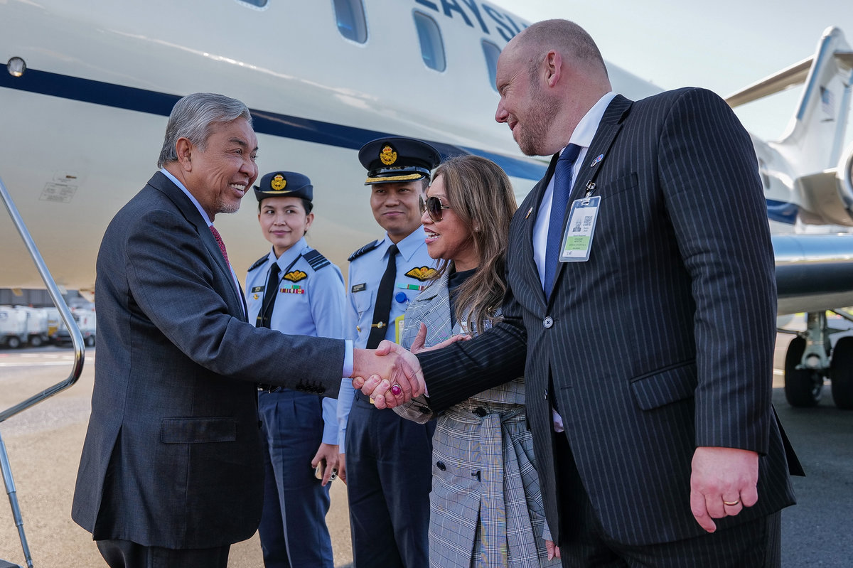 Deputy Prime Minister Datuk Seri Dr Ahmad Zahid Hamidi arrives at Auckland International Airport for his five-day working visit. Also present was the Malaysians High Commissioner to New Zealand, Mazita Marzuki (second right). - BERNAMA