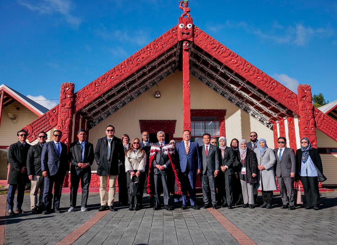 Timbalan Perdana Menteri Datuk Seri Dr Ahmad Zahid Hamidi bersama delegasi melawat perkampungan budaya Whakarewarewa Living Maori Village di sini hari ini. - fotoBERNAMA