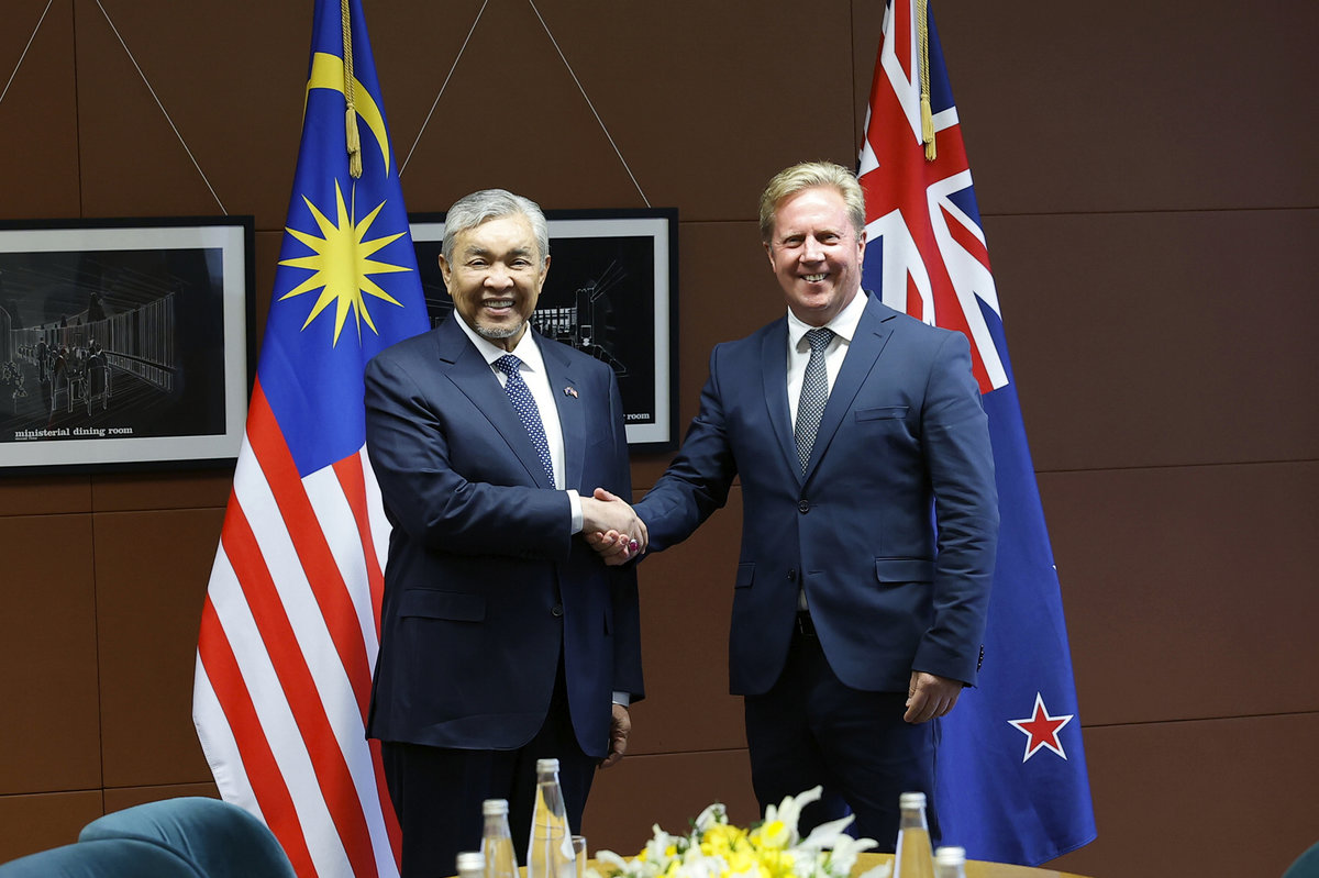 Deputy Prime Minister Datuk Seri Dr Ahmad Zahid Hamidi (left) holds a bilateral meeting with New Zealand’s Minister for Agriculture, Trade and Investment, Todd McClay, at the New Zealand Parliament building today. – BERNAMA