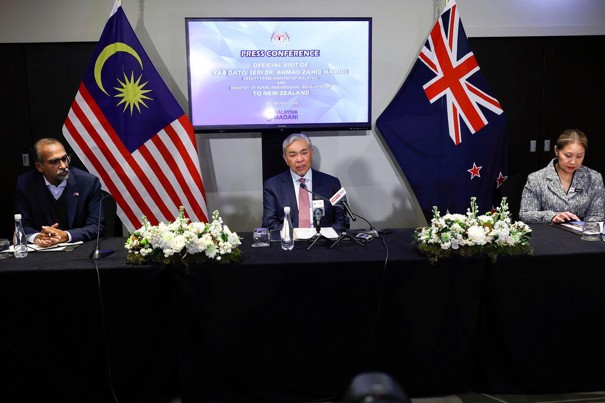Timbalan Perdana Menteri Datuk Seri Dr Ahmad Zahid Hamidi (tengah) mengadakan sidang media sempena hari terakhir lawatan kerja rasmi beliau ke New Zealand hari ini. Turut hadir Pesuruhjaya Tinggi Malaysia ke New Zealand Mazita Marzuki (kanan) - BERNAMA