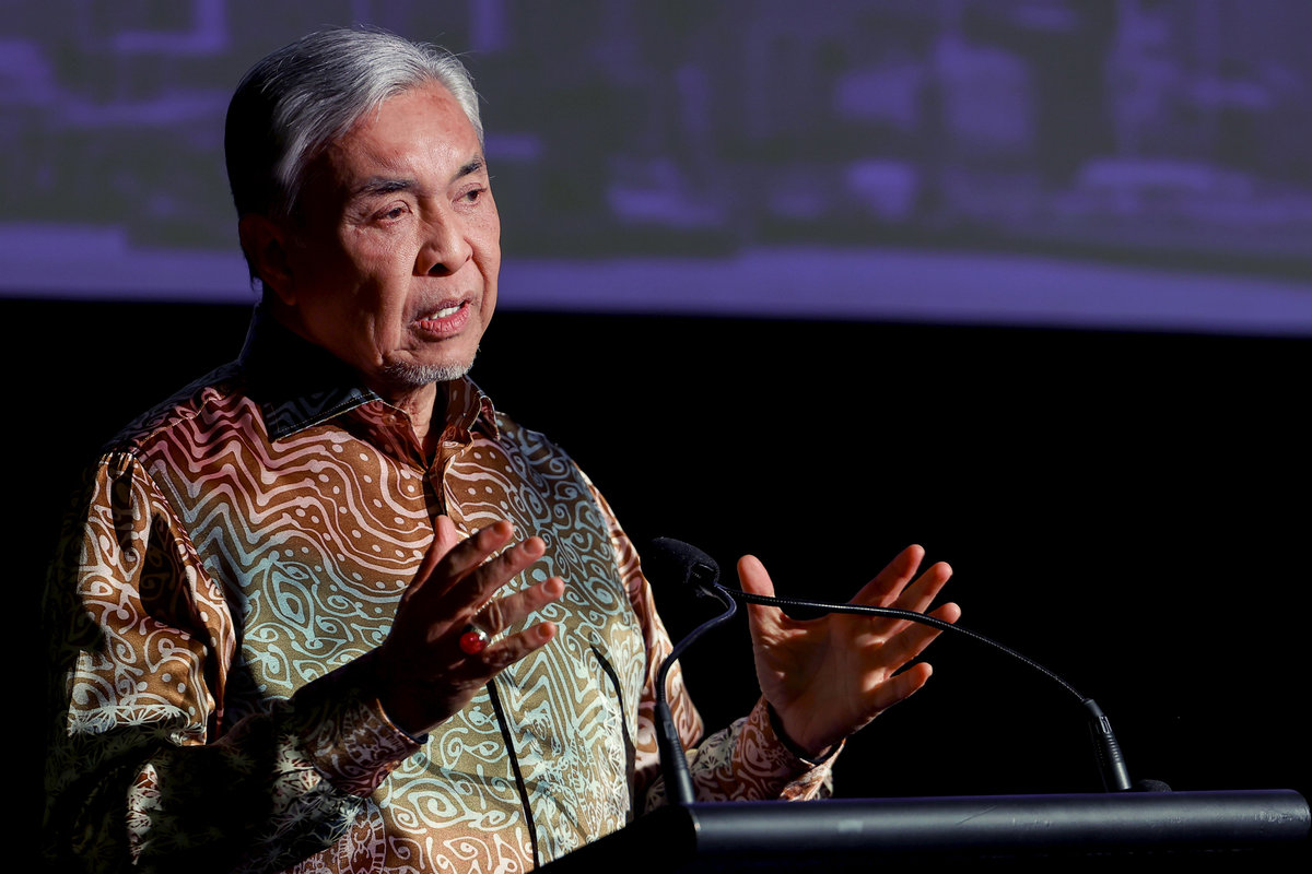 Deputy Prime Minister Datuk Seri Dr Ahmad Zahid Hamidi delivers a speech at the Meet and Greet Session with the Malaysian Community in Wellington in conjunction with his working visit today. – BERNAMA