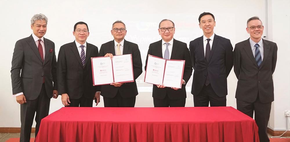 From left: Envision Digital Malaysia managing director Azaidi Lazim, Teoh, Shamsul Bahar, Tan, OCBC Ltd group head, public sector, sovereign wealth &amp; pension funds, services and partnership &amp; innovation, global corporate banking Lee Shyong, OCBC Bank Malaysia enterprise banking head Selwyn Lim at the signing ceremony.