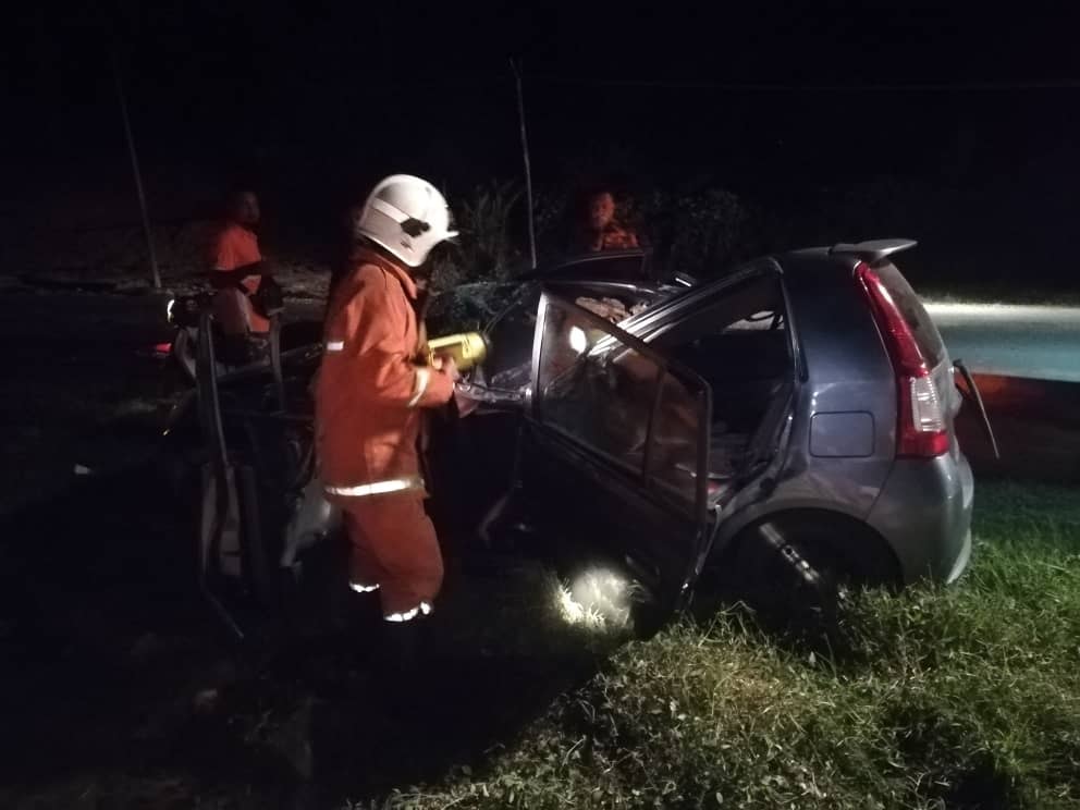 Officers from the Fire and Rescue Deparment, at the scene of the accident, on July 8, 2019. — Facebook pix from Info Kemalangan Jalan Raya
