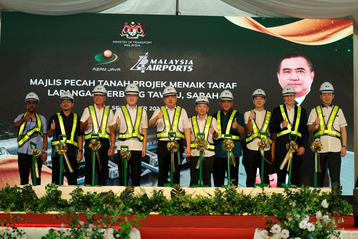 Loke (5th from left) officiating the groundbreaking of Tawau Airport upgrading work, with government agency officials and Azam Jaya management.