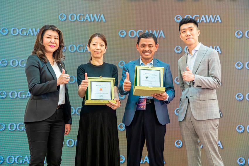 Datuk Lim Mee Ling, and Mr Leong Boon Hong represent OGAWA to give Token of Appreciation to Ms. Chai Ai Ping, Senior Manager A&P of 1 Utama Shopping Centre and Prof. Ir . Dr. Kaharudin Dimyati - Dean, Faculty of Engineering of Universiti Malaya. $!Datuk Lim Mee Ling, and Mr Leong Boon Hong represent OGAWA to give Token of Appreciation to Ms. Chai Ai Ping, Senior Manager A&P of 1 Utama Shopping Centre and Prof. Ir . Dr. Kaharudin Dimyati - Dean, Faculty of Engineering of Universiti Malaya.