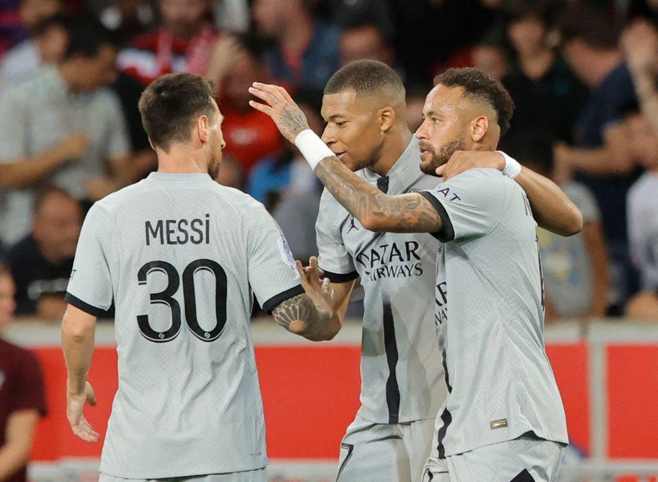 Soccer Football - Ligue 1 - Lille v Paris St Germain - Stade Pierre-Mauroy, Villeneuve-d’Ascq, France - August 21, 2022 Paris St Germain’s Kylian Mbappe celebrates scoring their seventh goal with teammates REUTERSPIX