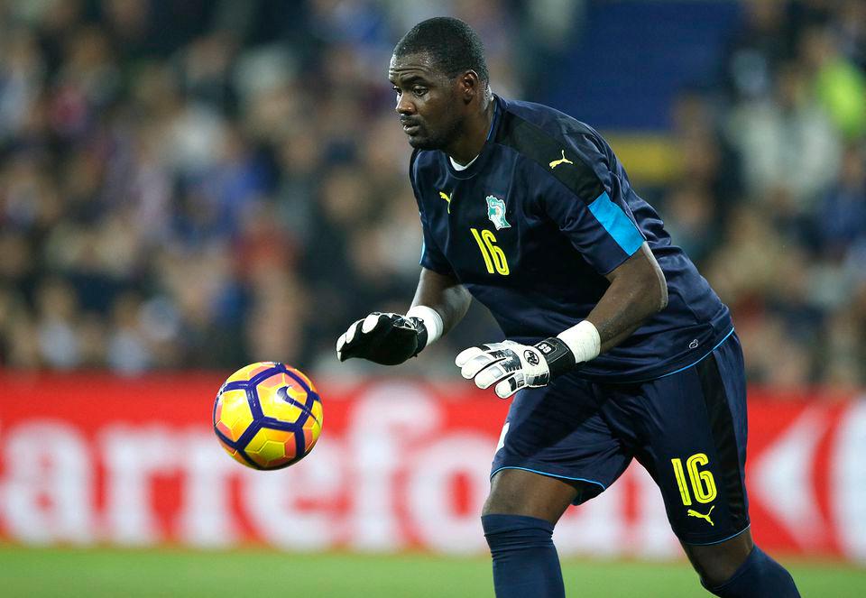 Football Soccer - France v Ivory Coast - Friendly soccer match - Stade Felix Bollaert, Lens, France - 15/11/16. Ivory Coast goalkeeper Sylvain Gbohouo catches the ball during the match against France. REUTERSPIX