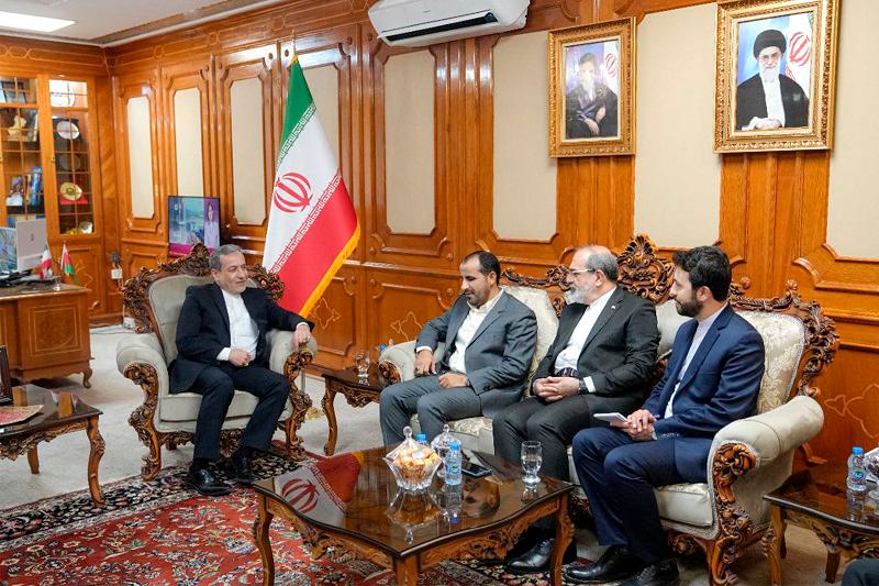 This handout picture provided by the Iranian foreign ministry shows Iran's Foreign Minister Abbas Araghchi (L) meeting with spokesman and chief negotiator of Yemen's Huthis Mohammad Abdelsalam (C) in Oman's capital Muscat on October 14, 2024. Yemen's Huthis, along with the Palestinian Hamas group in Gaza and Hezbollah, make part of Iran's axis of resistance of militant groups arrayed against Israel. - AFP PHOTO / HO / IRANIAN FOREIGN MINISTRY