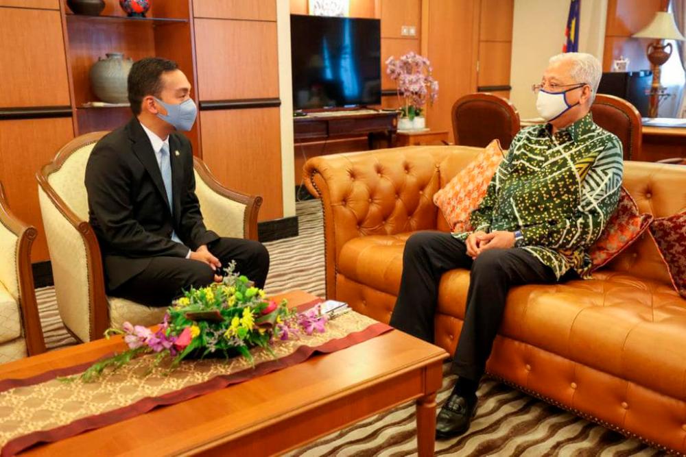 Johor Menteri Besar Datuk Onn Hafiz Ghazi (left) and Prime Minister Datuk Seri Ismail Sabri Yaakob (right). Facebook/Onn Hafiz