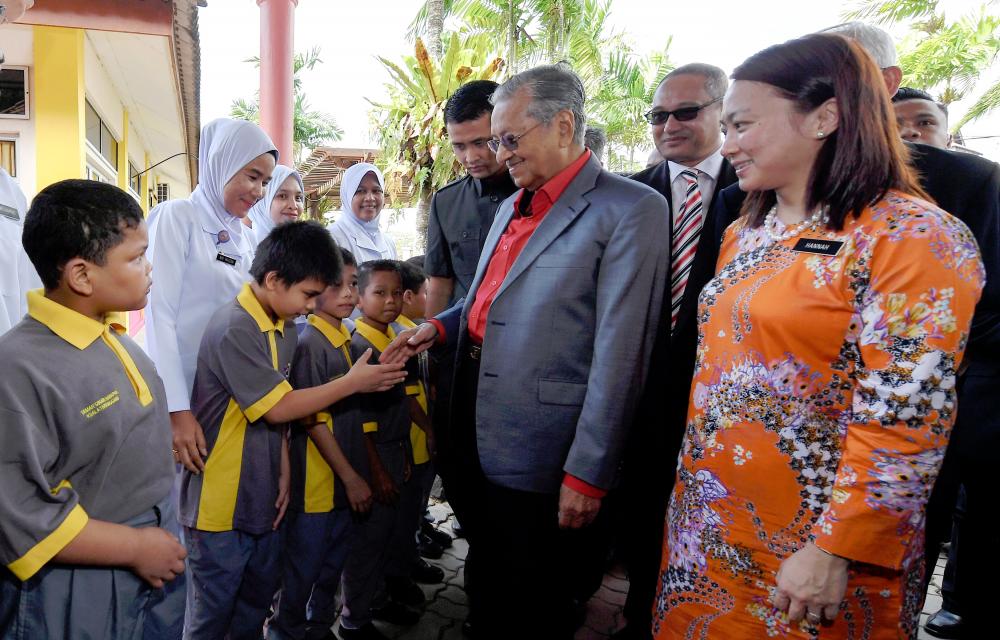 KUALA TERENGGANU, 7 Jan -- Perdana Menteri Tun Dr Mahathir Mohamad (dua, kanan) bersalaman dengan kanak-kanak Orang Kelainan Upaya (OKU) ketika melawat Taman Sinar Harapan hari ini.Turut hadir Timbalan Menteri Pembangunan Wanita, Keluarga dan Masyarakat Hannah Yeoh (kanan).--fotoBERNAMA (2019) HAK CIPTA TERPELIHARA
