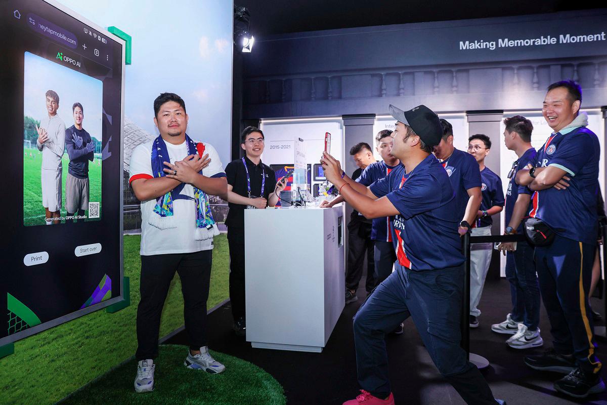 Fans taking a virtual selfie with Lamine Yamal. $!Fans taking a virtual selfie with Lamine Yamal.