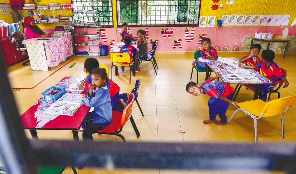 $!Children of the Mendriq Orang Asli community attend a pre-school class in Kampung Kuala Lah. – BERNAMAPIX