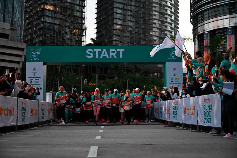 $!(From left) Minister of Youth and Sports Hannah Yeoh, PETRONITA President Puan Sri Jemilia Md Jelas and PETRONAS President and Group CEO, Tan Sri Tengku Muhammad Taufik during the flag-off for Orchid Run &amp; Ride 2023 at Persiaran KLCC.